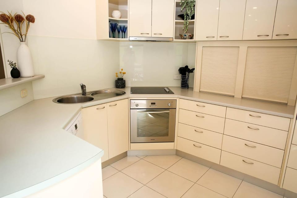Coffee/tea facilities, Kitchen or kitchenette, dishwasher, microwave, oven, stove