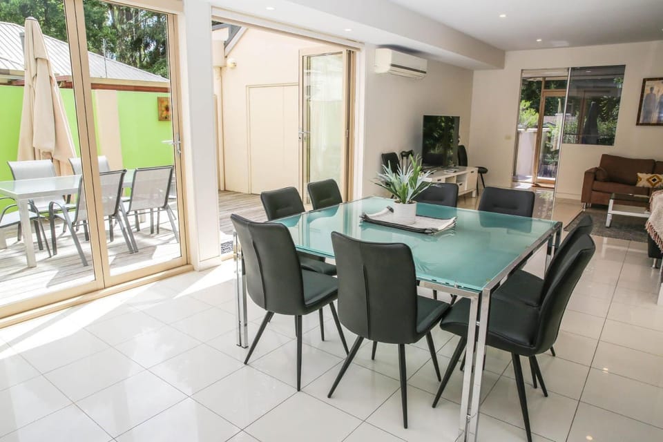 Patio, TV and multimedia, Living room, Seating area, Dining area, heating, air conditioner