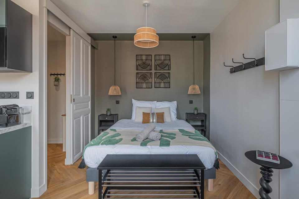 Bed, Photo of the whole room, Bedroom, towels