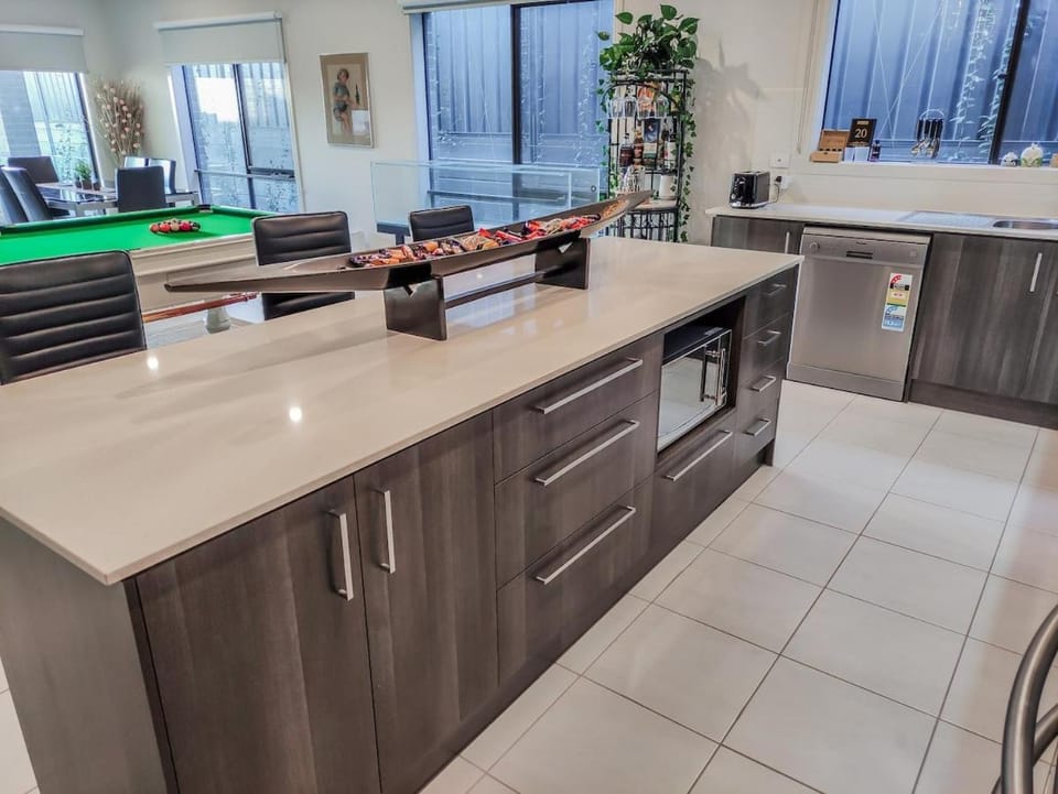 Dream Clyde Family Home Movie Theater and Pool Table House in Melbourne