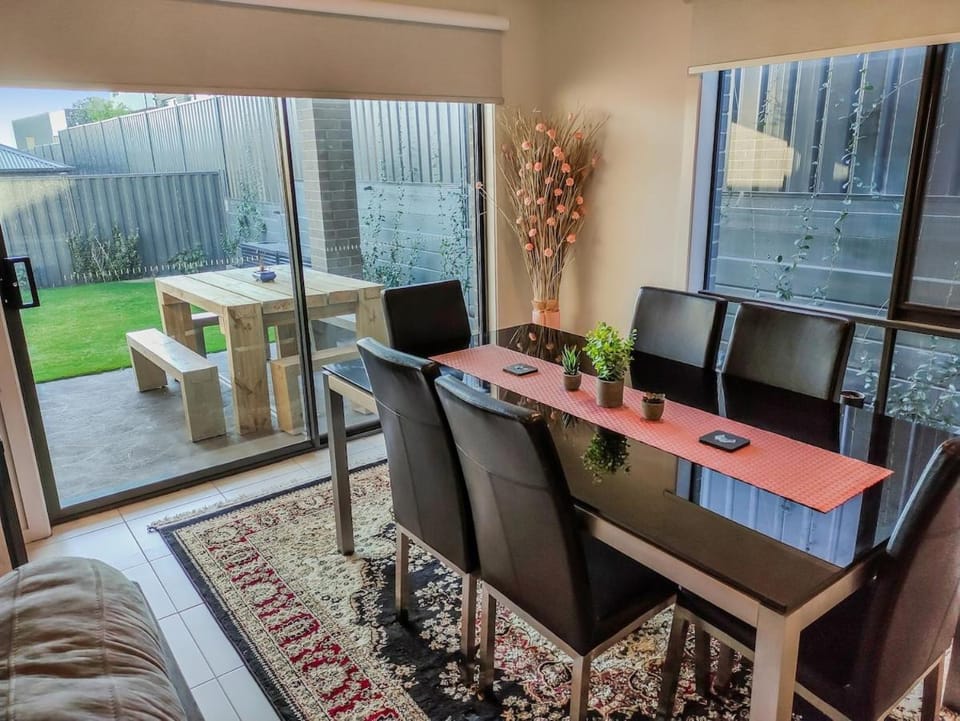 Dream Clyde Family Home Movie Theater and Pool Table House in Melbourne