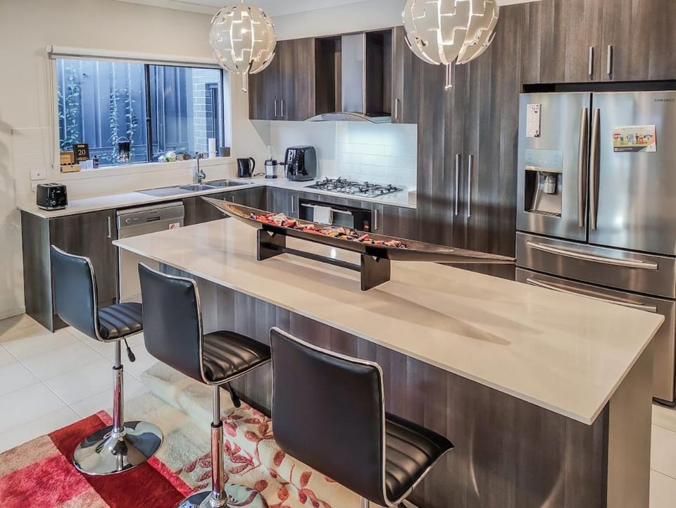 Dream Clyde Family Home Movie Theater and Pool Table House in Melbourne
