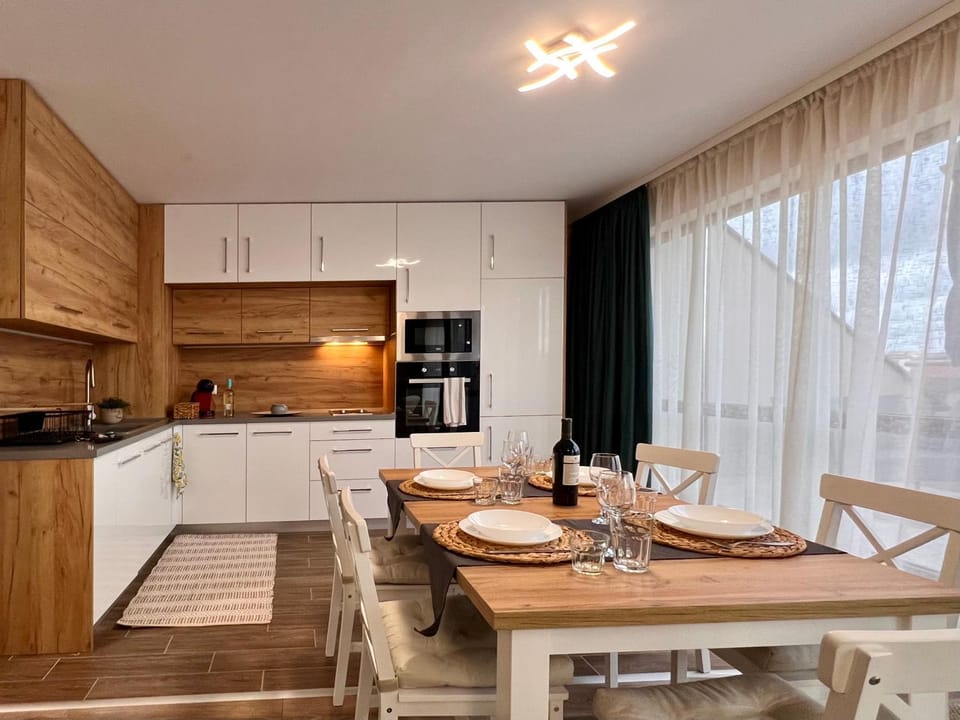 Kitchen or kitchenette, Dining area, stove
