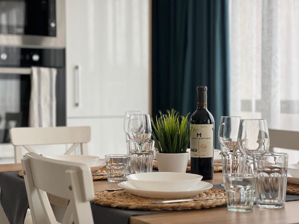 Kitchen or kitchenette, Food and drinks, Dining area, Food