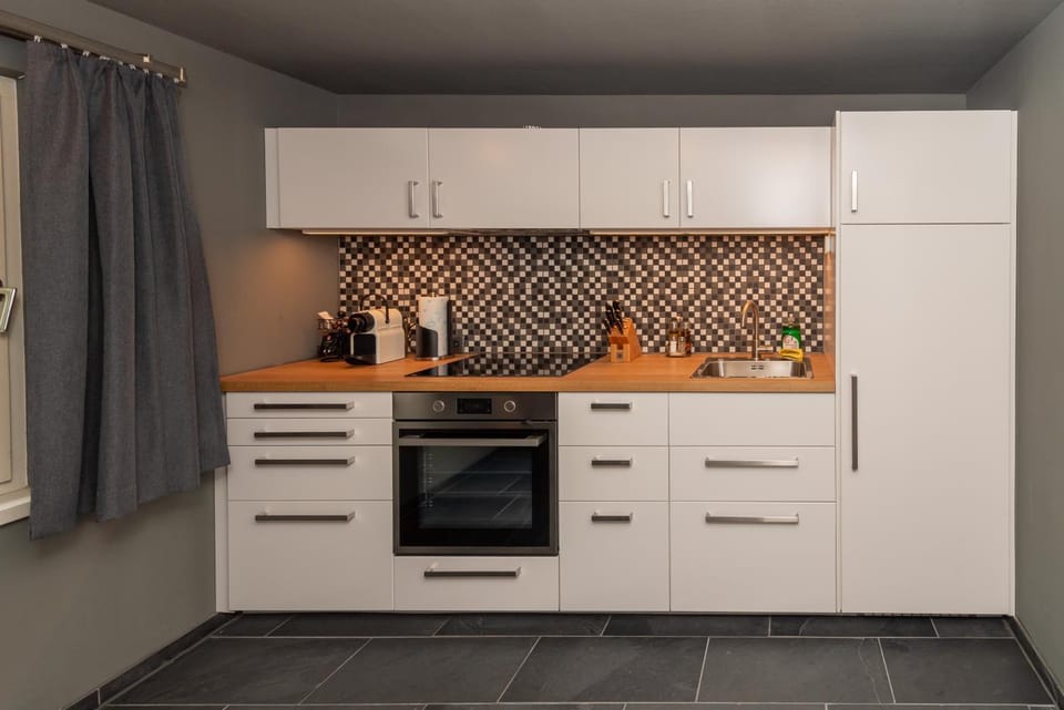 Coffee/tea facilities, Kitchen or kitchenette, oven, stove