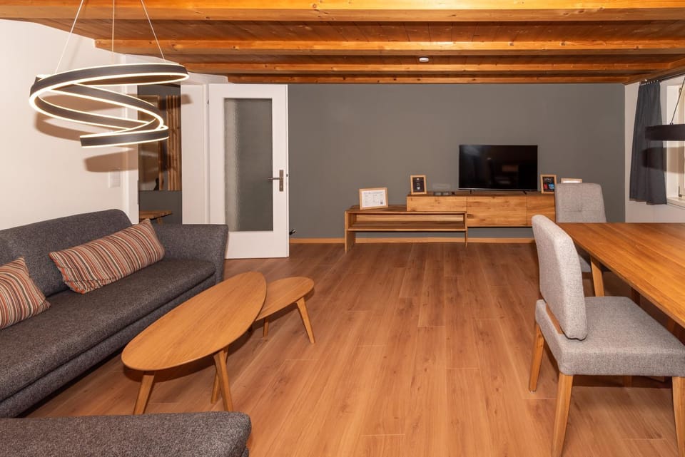 Communal lounge/ TV room, TV and multimedia, Living room, Seating area, Dining area