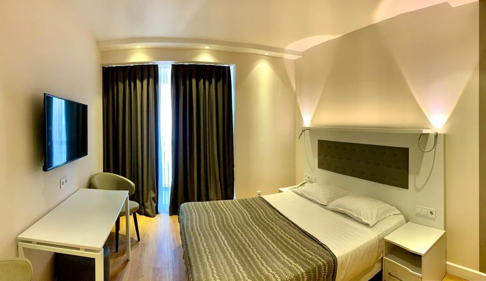 Bed, TV and multimedia, Photo of the whole room