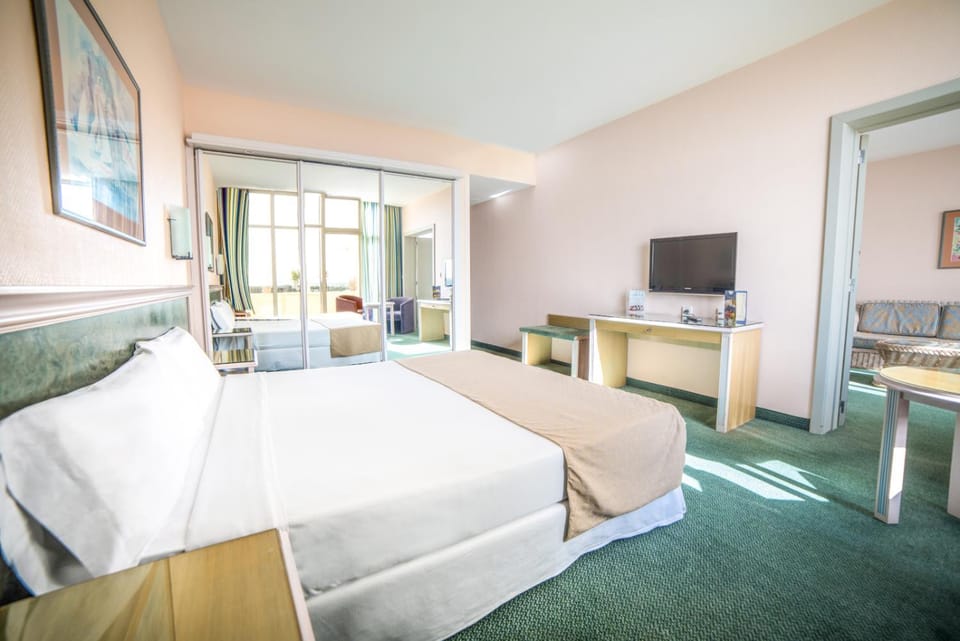 Bed, Photo of the whole room, Decorative detail, Bedroom, Area and facilities