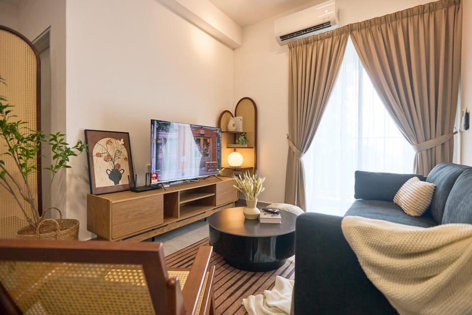 TV and multimedia, Living room, Seating area, Evening entertainment