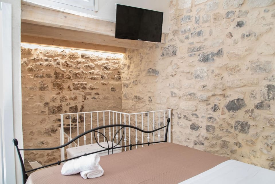 Bed, TV and multimedia, Bedroom