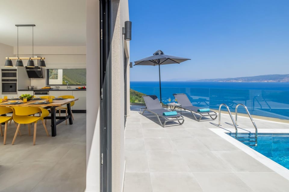 Day, Natural landscape, View (from property/room), Balcony/Terrace, Dining area, Beach, Pool view, Sea view, Swimming pool, sunbed
