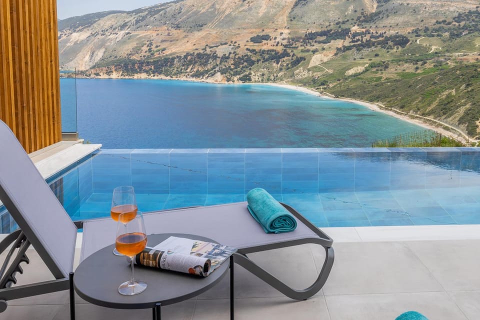 Nearby landmark, Natural landscape, View (from property/room), Pool view, Sea view, Swimming pool, sunbed