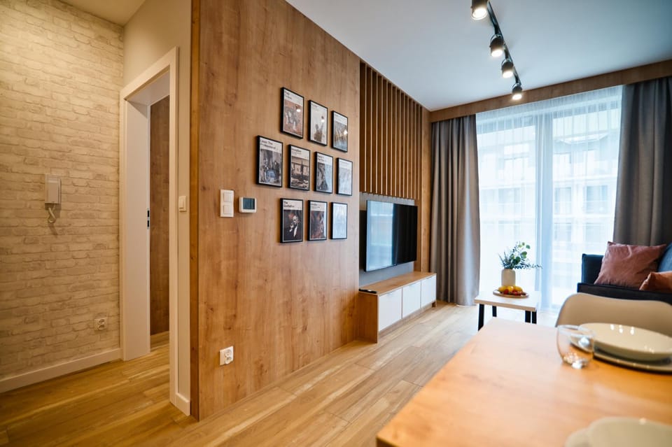TV and multimedia, Living room, Seating area, Evening entertainment