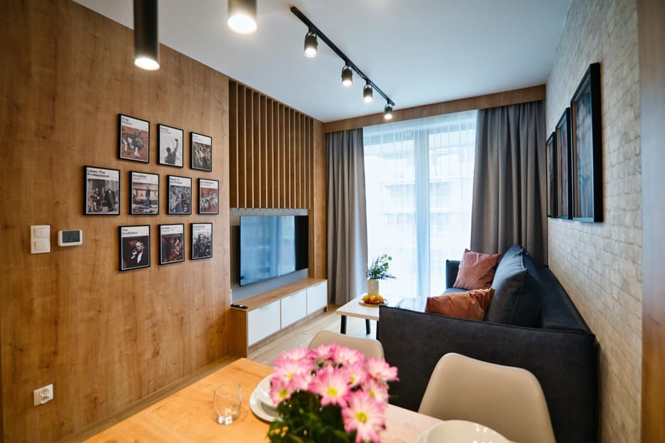 TV and multimedia, Living room, Seating area, Evening entertainment