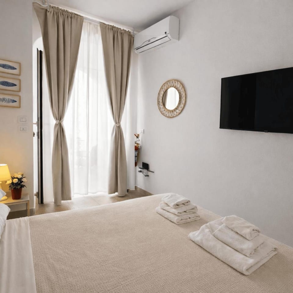 Bed, TV and multimedia, Bedroom, air conditioner