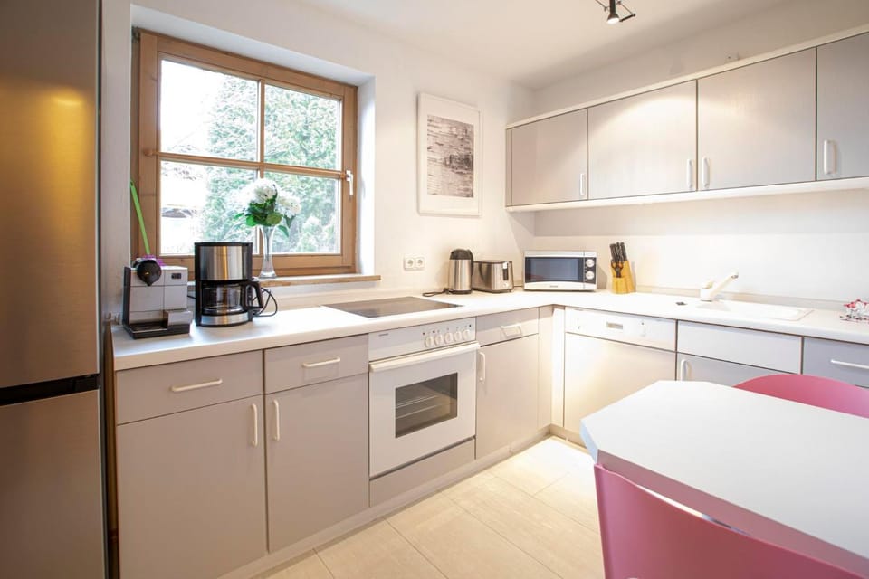 Coffee/tea facilities, Kitchen or kitchenette, dishwasher, oven, stove, toaster