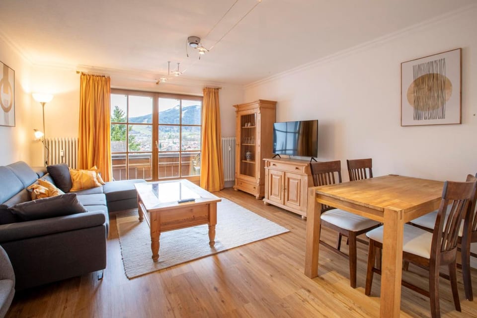TV and multimedia, Living room, Seating area, Dining area, Evening entertainment