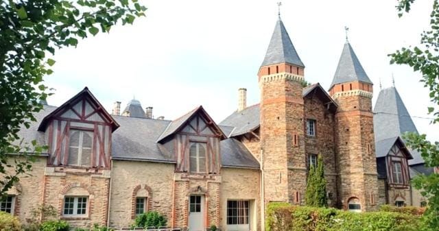 Grand gîte dans les communs d'un Château House in Pays de la Loire