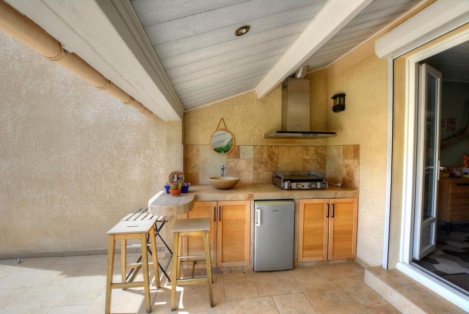 Kitchen or kitchenette, Dining area, pet friendly, stove