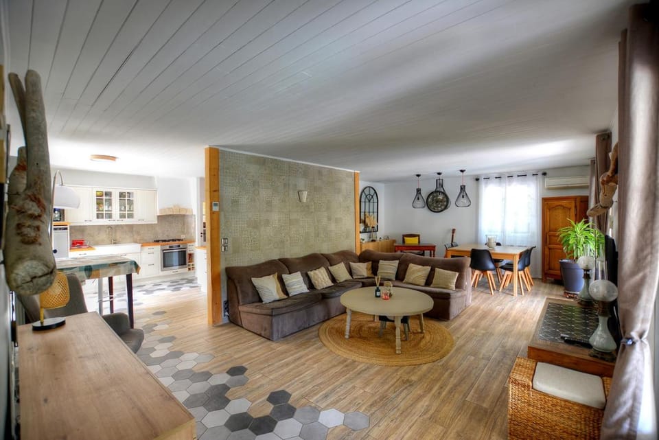 Kitchen or kitchenette, Living room, Seating area, Dining area