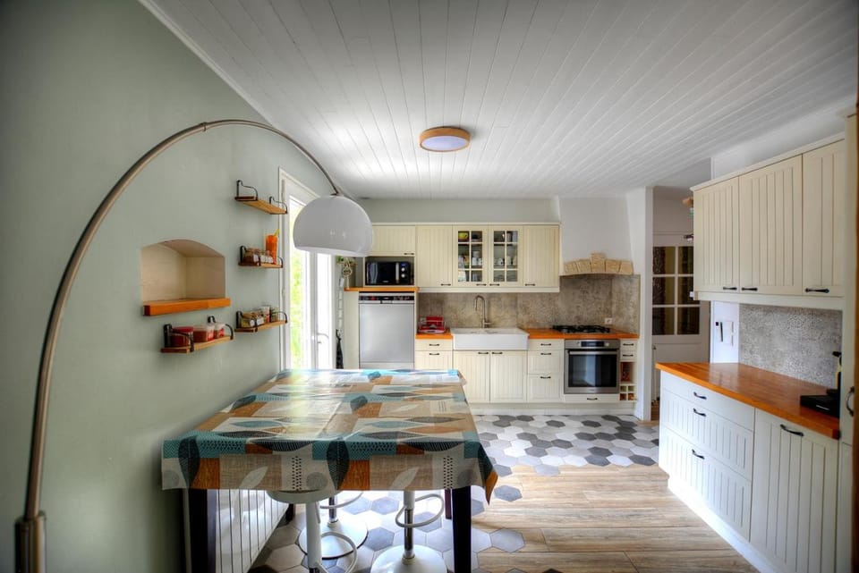 Kitchen or kitchenette, Dining area, dishwasher, oven, pet friendly, stove