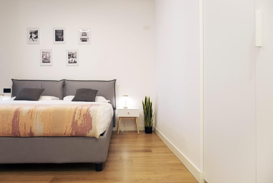 Bed, Living room, Photo of the whole room, Seating area, Bedroom
