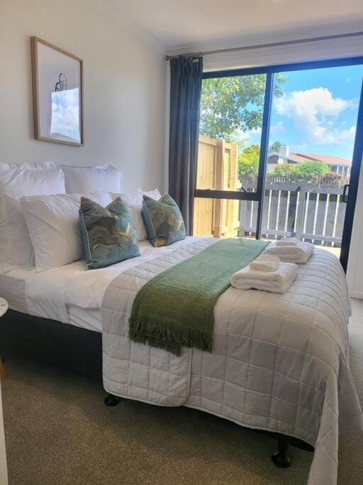 Nice New 3 bedroom Townhouse U4 Apartment in Hamilton