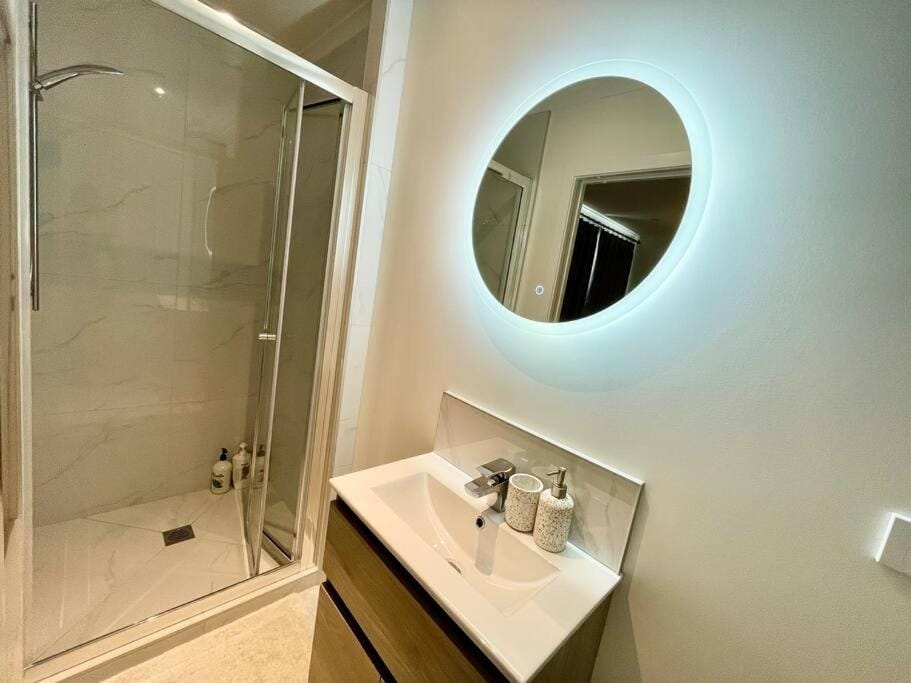 Nice New 3 bedroom Townhouse U4 Apartment in Hamilton