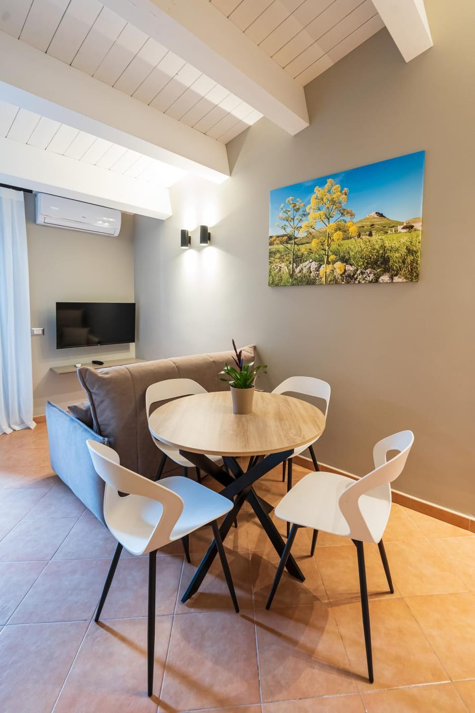 TV and multimedia, Living room, Seating area, Dining area