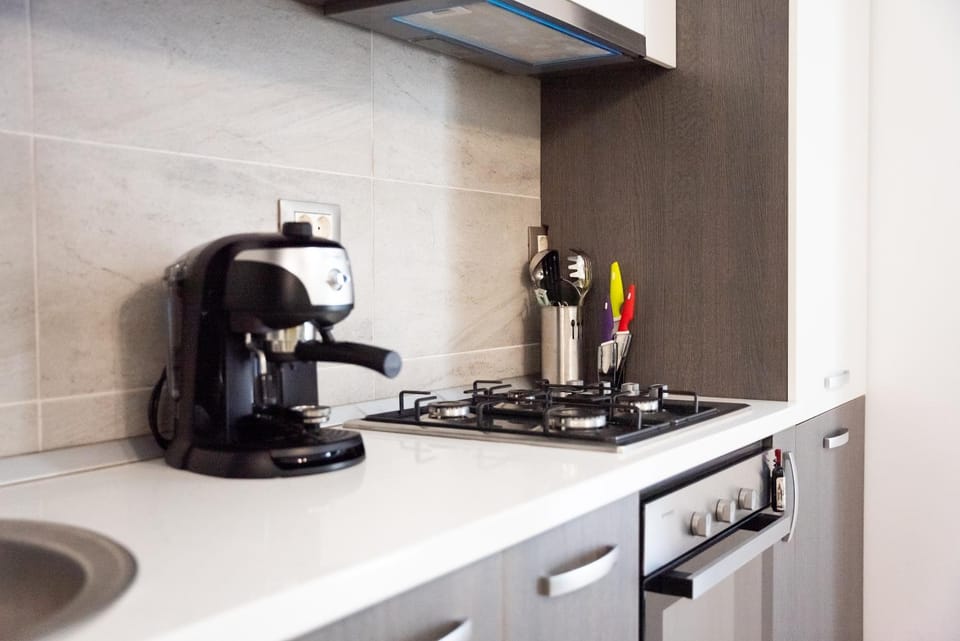 Coffee/tea facilities, Kitchen or kitchenette, microwave, oven, stove, toaster