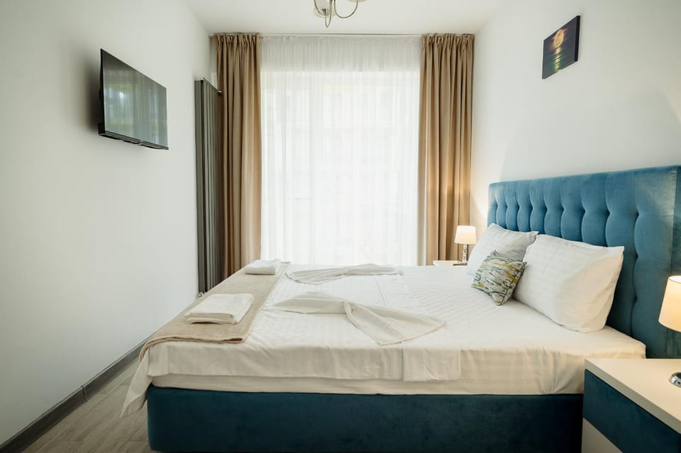 Bed, TV and multimedia, Bedroom, towels