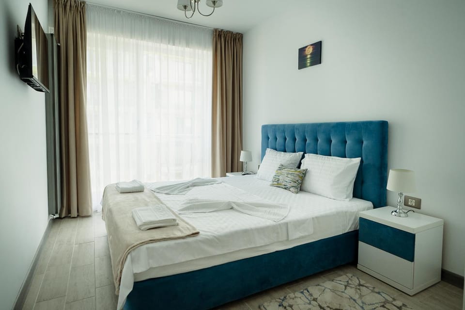 Bed, TV and multimedia, Decorative detail, Bedroom, towels