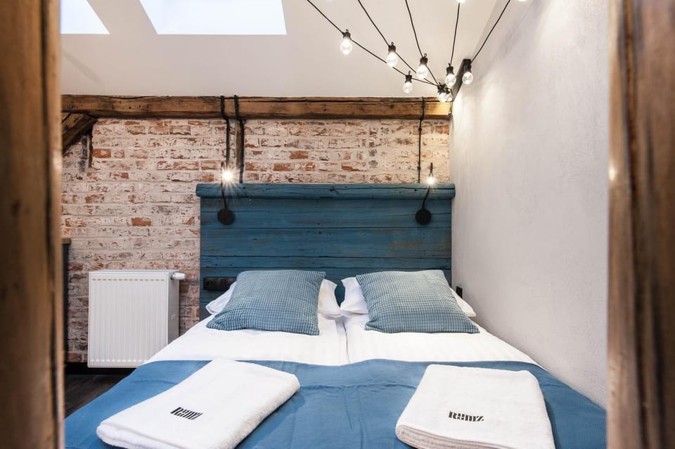 Bed, Photo of the whole room, towels