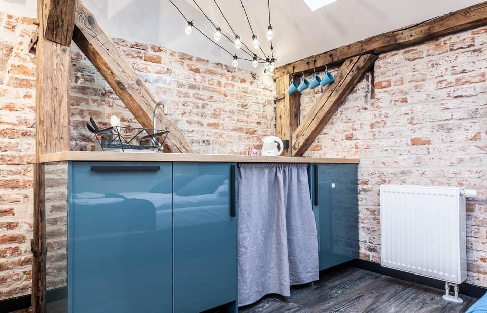 Kitchen or kitchenette, heating, oven