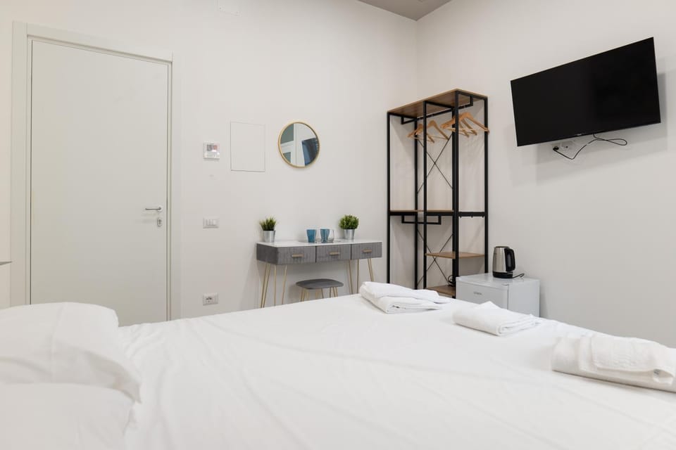 Bed, TV and multimedia, Photo of the whole room, Bedroom, towels, wardrobe