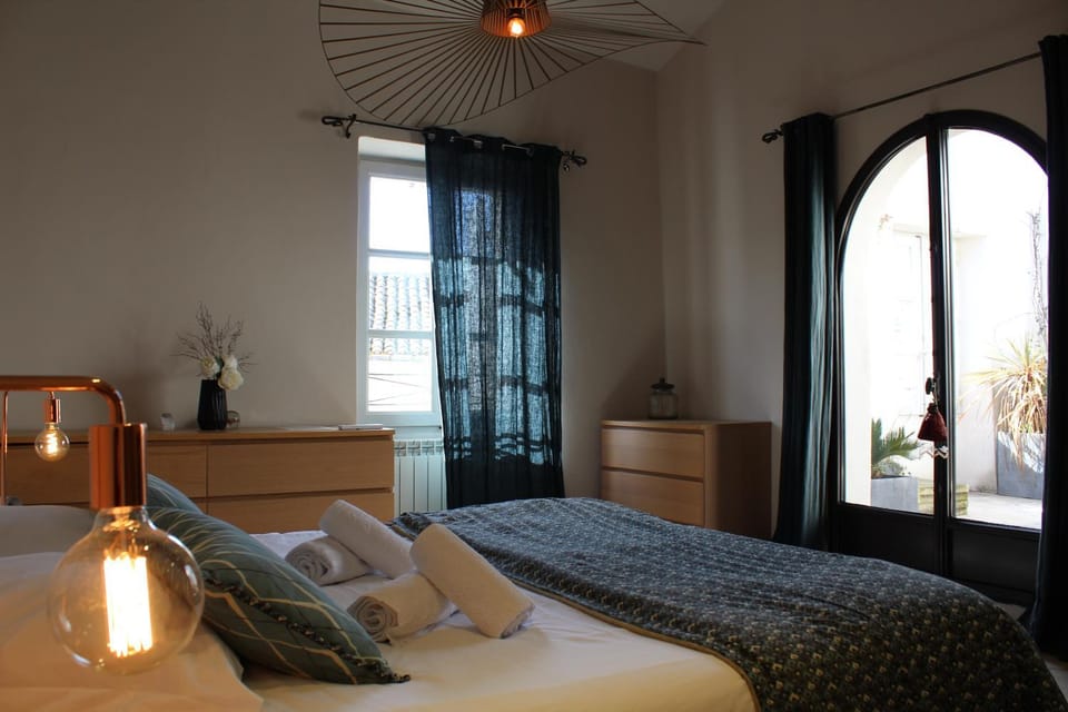 Bedroom, towels, air conditioner