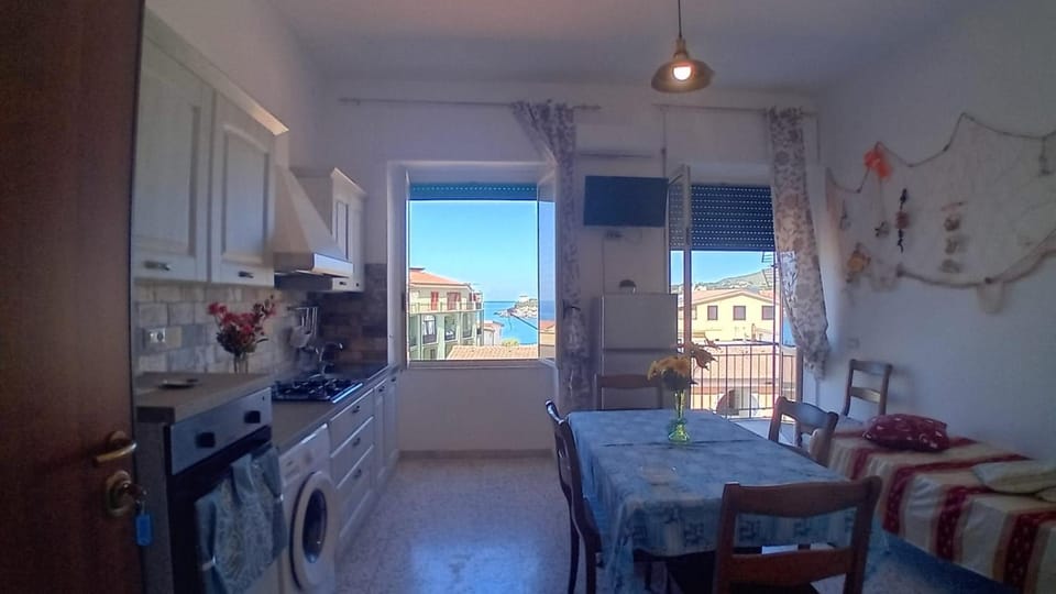 Kitchen or kitchenette, Sea view