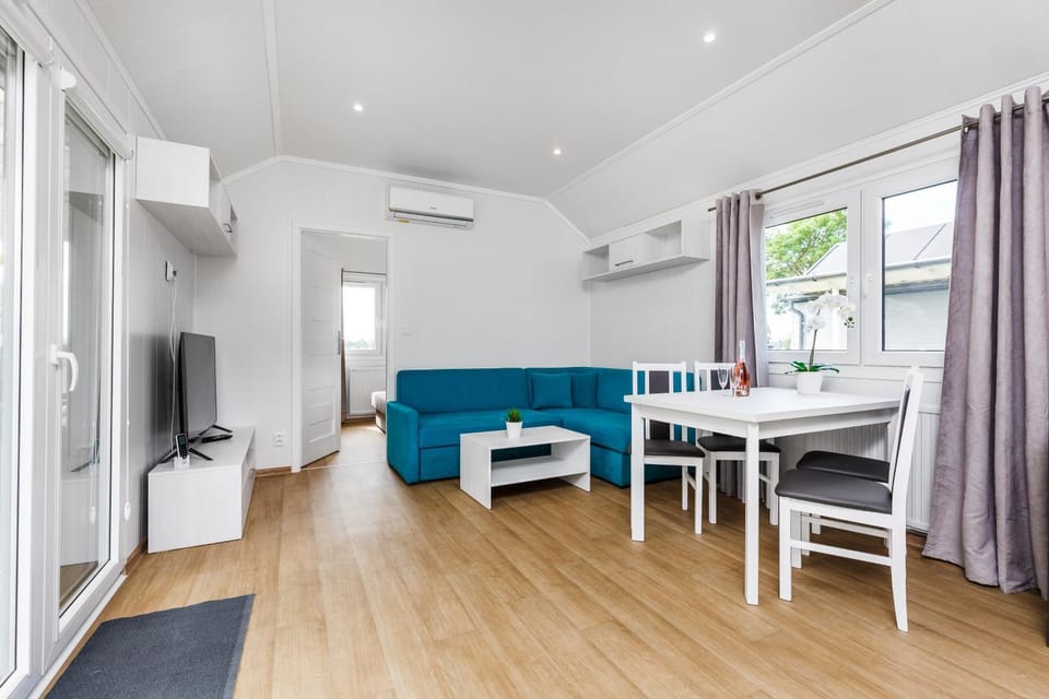 Communal lounge/ TV room, TV and multimedia, Living room, Seating area, Dining area, Evening entertainment, air conditioner