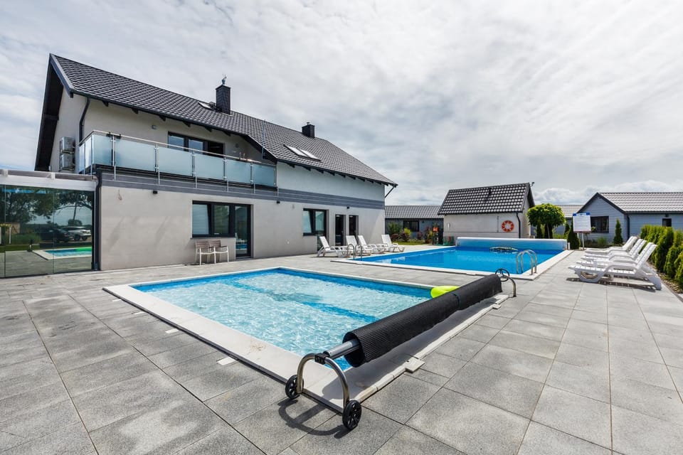 Property building, Day, Pool view, Swimming pool, sunbed