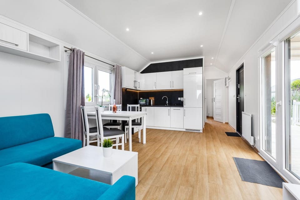 TV and multimedia, Kitchen or kitchenette, Living room, Seating area, Dining area, oven, stove