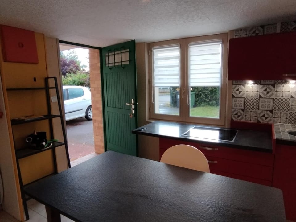 Kitchen or kitchenette, Dining area, Breakfast, pet friendly