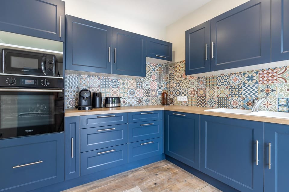 Coffee/tea facilities, Kitchen or kitchenette, dishwasher, oven, stove