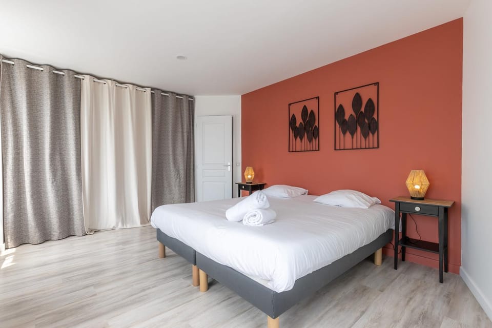 Photo of the whole room, wardrobe