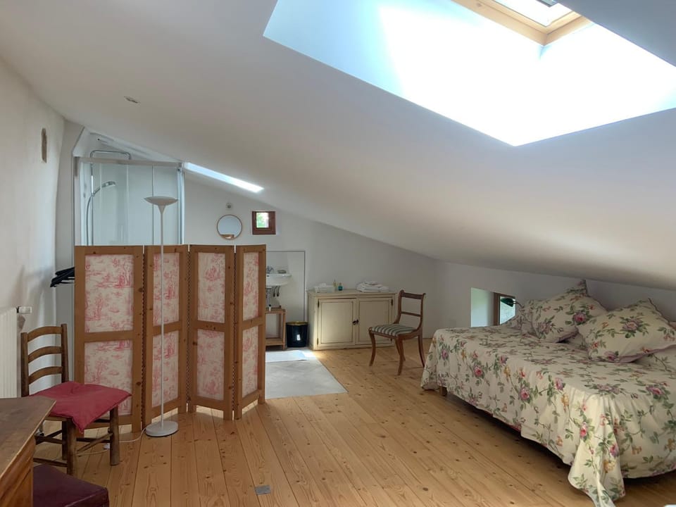 Bed, Bathroom, Photo of the whole room