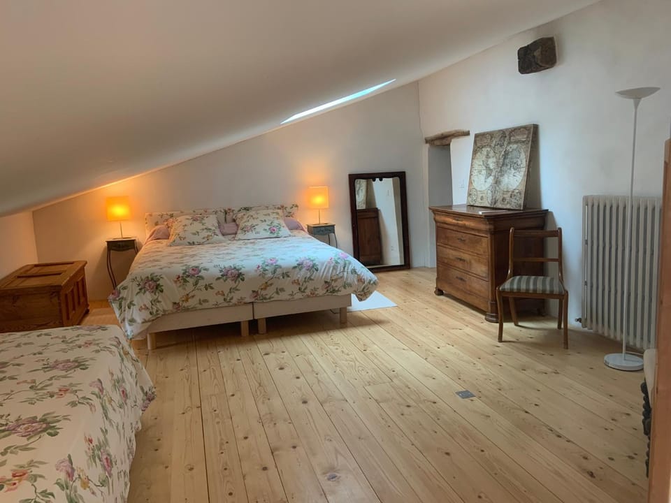 Bed, Photo of the whole room, Bedroom