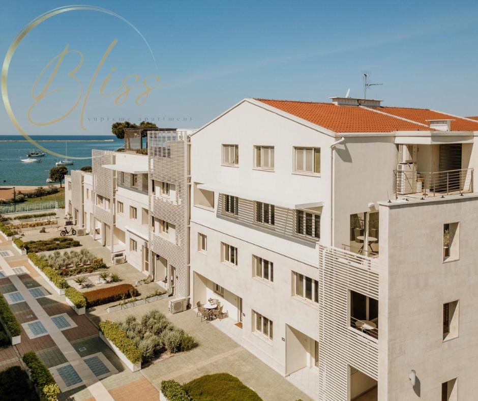 Property building, Sea view, Location