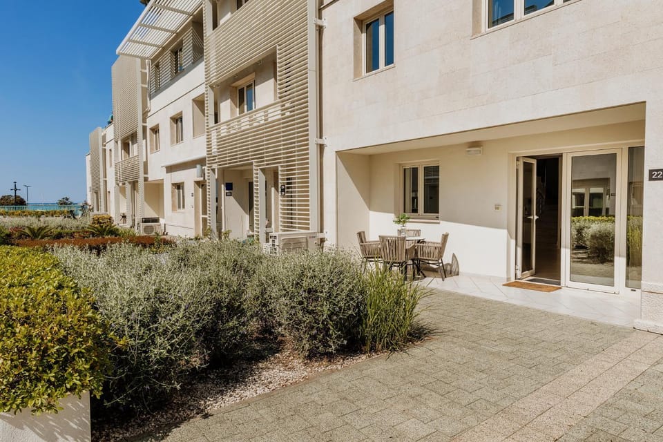 Property building, Garden, Garden, Balcony/Terrace, Garden view