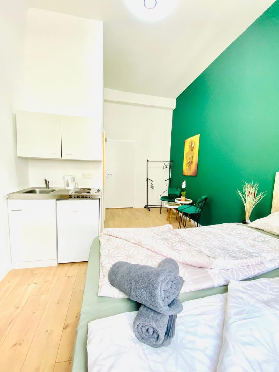 Bed, Kitchen or kitchenette, Photo of the whole room, Bedroom