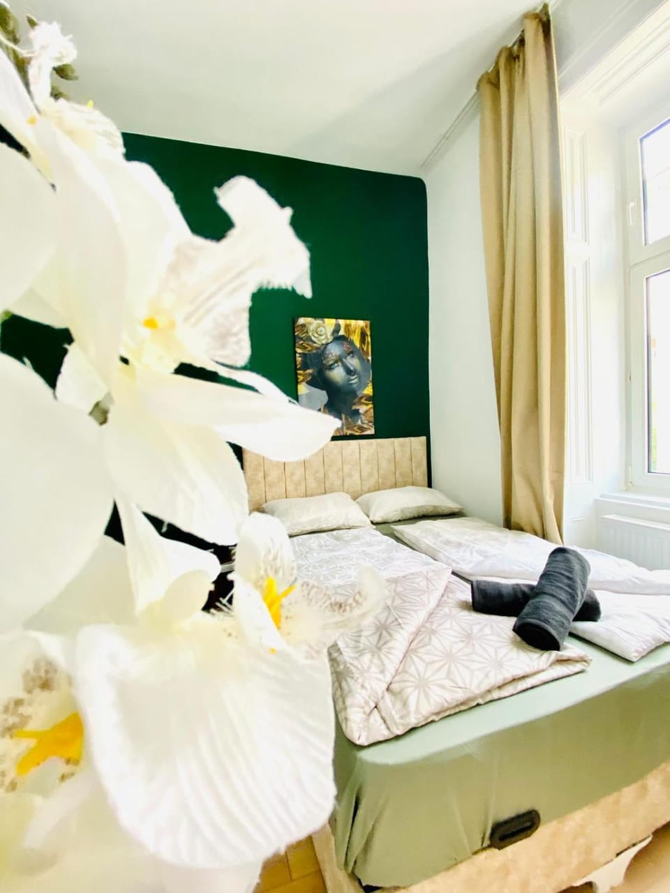 Bed, Bedroom, towels