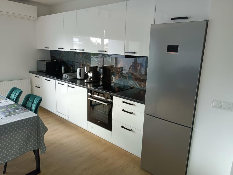 Coffee/tea facilities, Kitchen or kitchenette, Dining area, dishwasher, microwave, oven, stove, stove, toaster